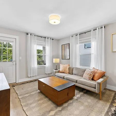Qc Quarters: Elevated 4 Br/4ba, Total Quadplex *