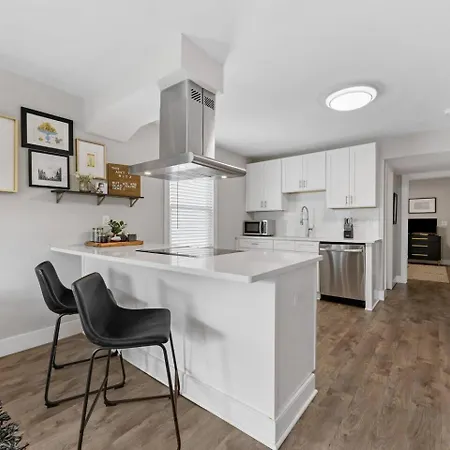 Holiday home Qc Quarters: Elevated 4 Br/4ba, Total Quadplex