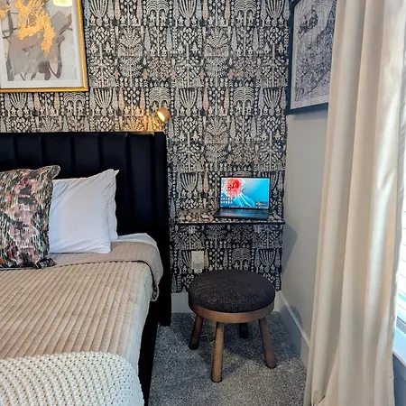 Qc Rooftop Retreat | Rooftop | Garage | Dog Park
