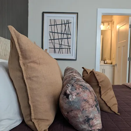 Qc Rooftop Retreat | Rooftop | Garage | Dog Park Holiday home