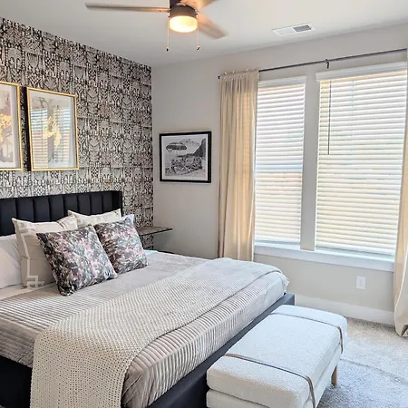 Qc Rooftop Retreat | Rooftop | Garage | Dog Park Charlotte