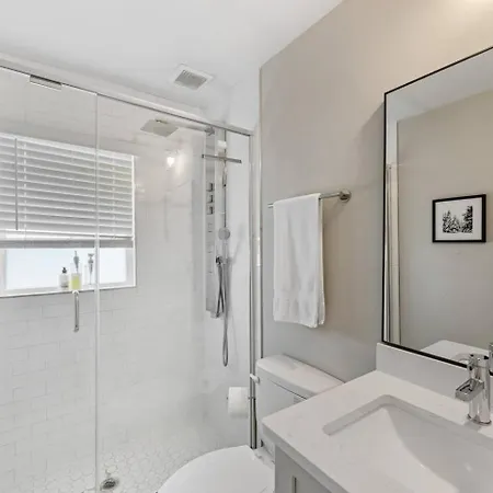 Qc Quarters: Elevated 4 Br/4ba, Total Quadplex * Charlotte
