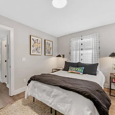 Holiday home Qc Quarters: Elevated 4 Br/4ba, Total Quadplex Charlotte