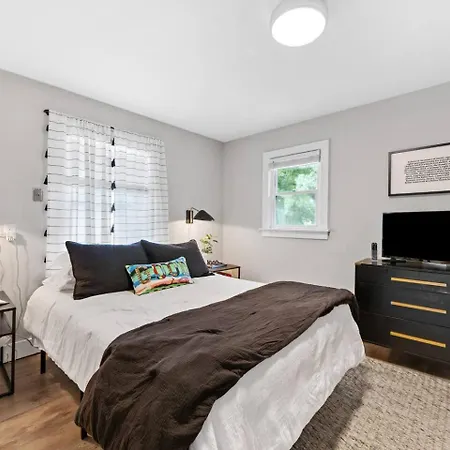Holiday home Qc Quarters: Elevated 4 Br/4ba, Total Quadplex Charlotte
