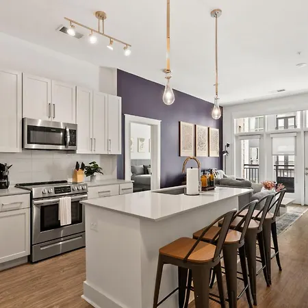 Carolina Charm - Free Parking, Pool, Gym Apartment