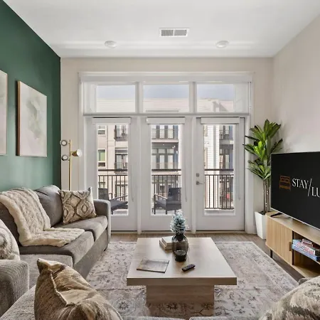 Queen Haven - Free Parking, Pool, Balcony Charlotte