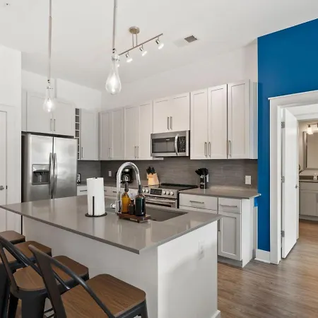 Apartment Lights Retreat - Pool, Central, Free Parking Charlotte