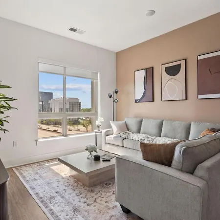 Skyline - Free Parking, Pool, Views *