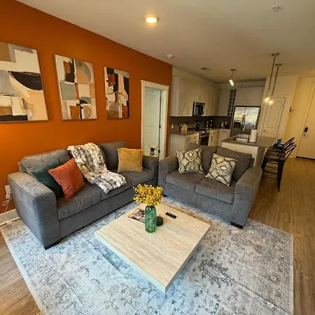 Uptown Escape - Free Parking, Pool, Walkable Apartment