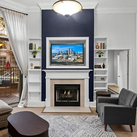 Apartment Walk To Boa & Truist, Luxury 2br With Pool Patio