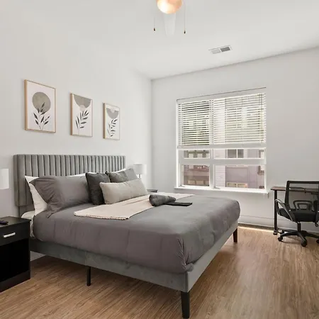 Carolina Charm - Free Parking, Pool, Gym Apartment