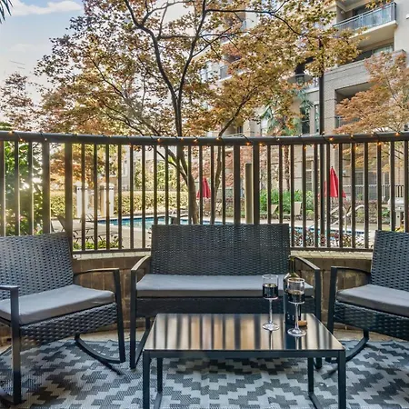 Apartment Walk To Boa & Truist, Luxury 2br With Pool Patio *