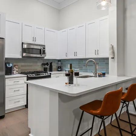 Walk To Boa & Truist, Luxury 2br With Pool Patio Apartment Charlotte