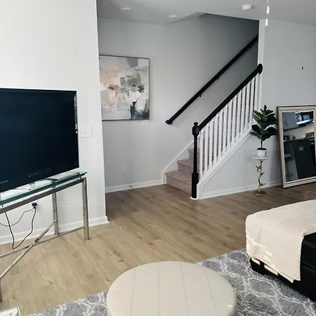 Apartment Sloan Garden House Modern Townhome Near South End *