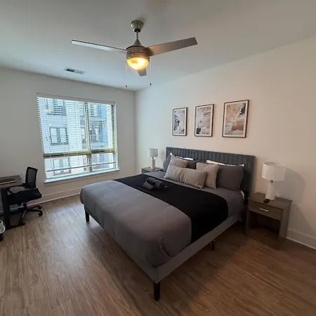 Apartment Uptown Escape - Free Parking, Pool, Walkable Charlotte