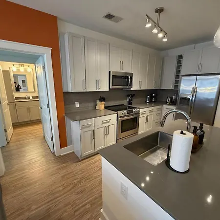 Uptown Escape - Free Parking, Pool, Walkable Apartment *