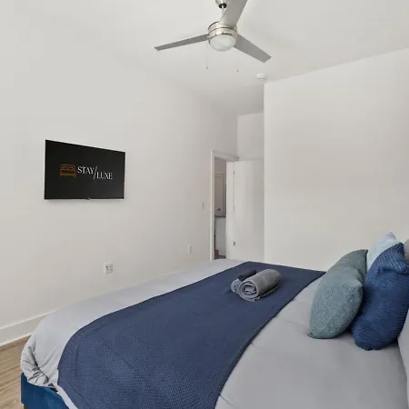 Lights Retreat - Pool, Central, Free Parking Apartment *