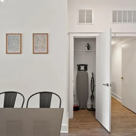 Lights Retreat - Pool, Central, Free Parking Apartment Charlotte