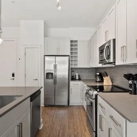 Apartment Lights Retreat - Pool, Central, Free Parking