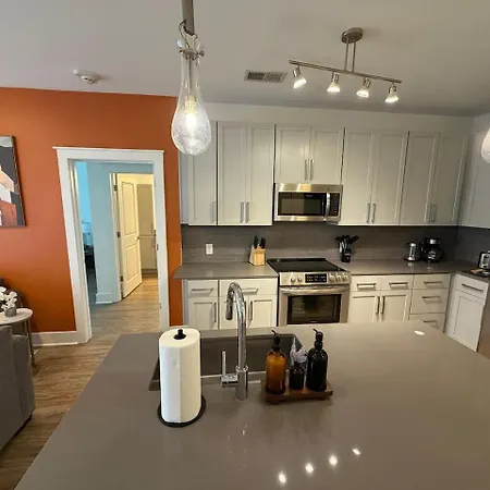 Uptown Escape - Free Parking, Pool, Walkable *