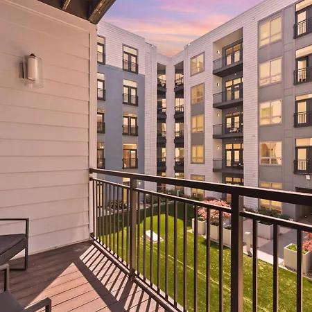 Carolina Charm - Free Parking, Pool, Gym *