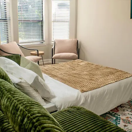 Uptown Luxe Retreat With Parking & Walk To Center Apartment