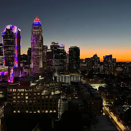 Luxurious 2br 2br Uptown Oasis, Boa, Nascar, Airport And View With Free Parking Apartment
