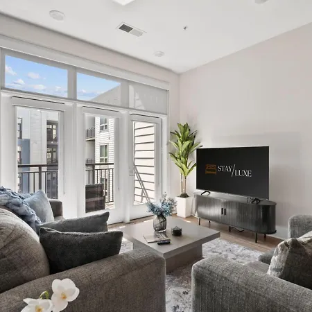 Apartment Lights Retreat - Pool, Central, Free Parking
