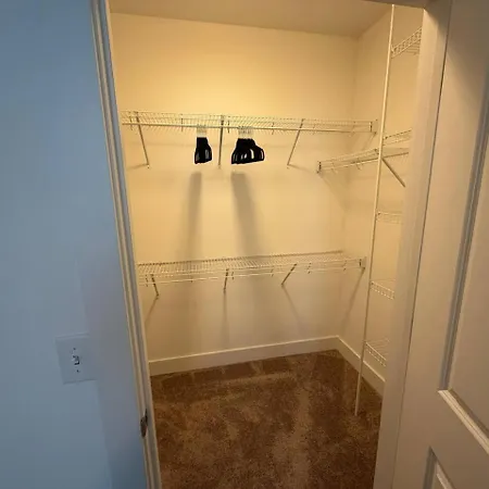 Uptown Escape - Free Parking, Pool, Walkable Apartment *