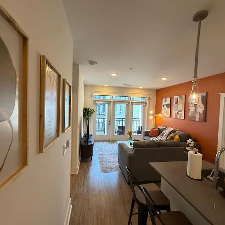 Uptown Escape - Free Parking, Pool, Walkable Apartment *