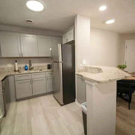 Uptown Luxe Retreat With Parking & Walk To Center