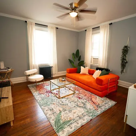 Uptown Funk Getaway With Parking & Walk To Stadiums, Nightlife Apartment