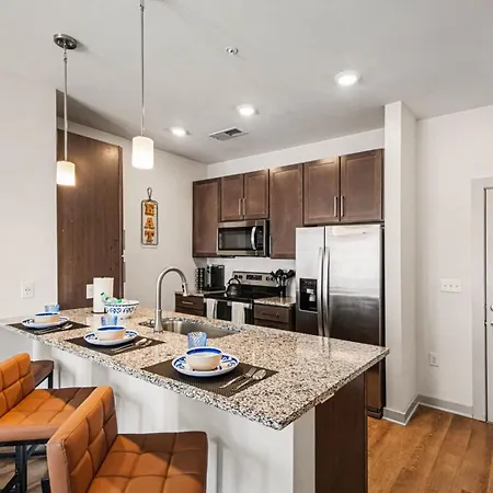 Luxury 2br Near Uptown | Noda & Light Rail Apartment *