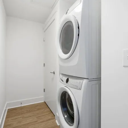 Queen Haven - Free Parking, Pool, Balcony Apartment Charlotte