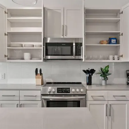 Skyline - Free Parking, Pool, Views Apartment *