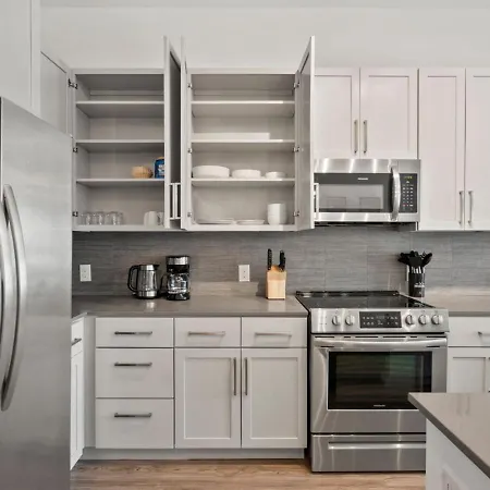 Lights Retreat - Pool, Central, Free Parking Apartment *