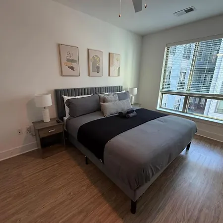 Uptown Escape - Free Parking, Pool, Walkable Apartment Charlotte
