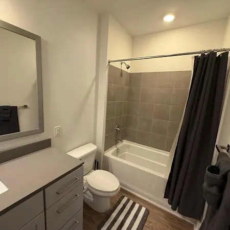 Uptown Escape - Free Parking, Pool, Walkable Apartment