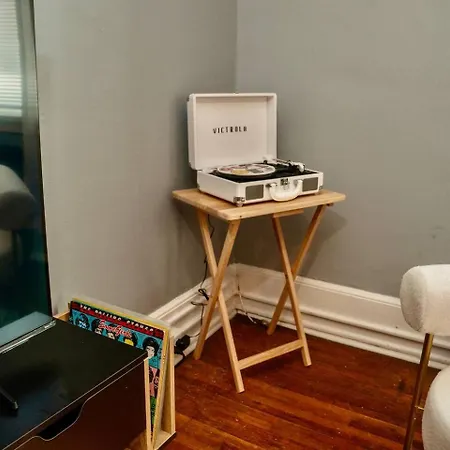 Uptown Funk Getaway With Parking & Walk To Stadiums, Nightlife Apartment