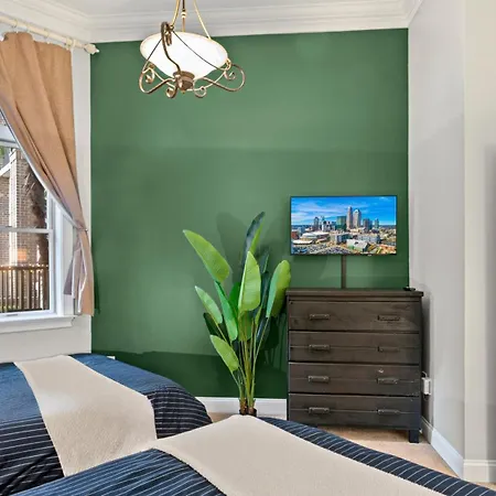Apartment Walk To Boa & Truist, Luxury 2br With Pool Patio *