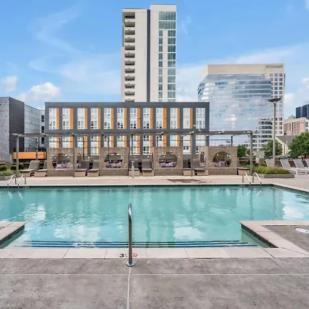 Skyline - Free Parking, Pool, Views Apartment