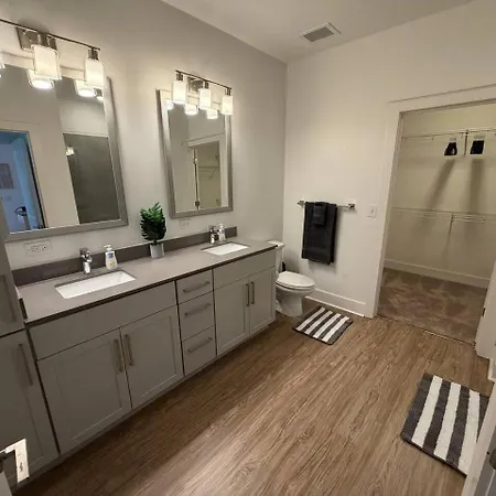 Uptown Escape - Free Parking, Pool, Walkable Apartment Charlotte