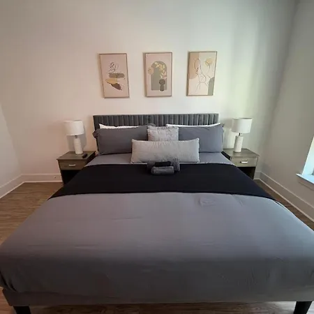 Uptown Escape - Free Parking, Pool, Walkable