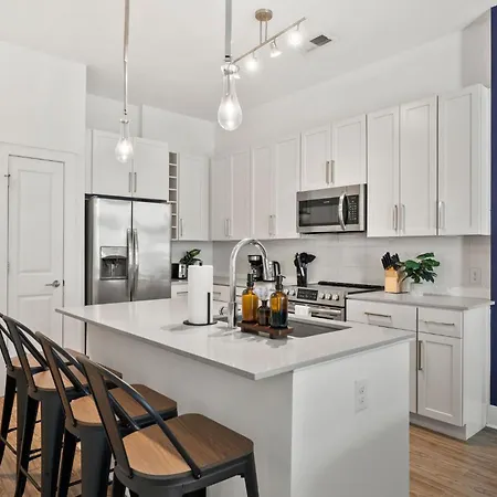 Carolina Charm - Free Parking, Pool, Gym Apartment *
