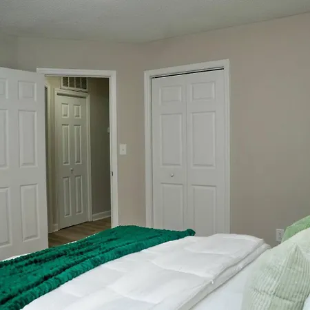 Uptown Luxe Retreat With Parking & Walk To Center
