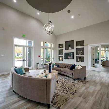 Landing Stunning 1Bd Gym Pool Apartment
