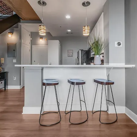 Modern Uptown Loft - Corporate-ready - Views