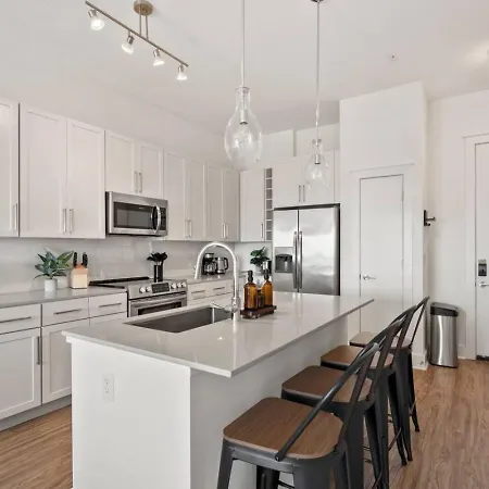 Apartment Skyline - Free Parking, Pool, Views *