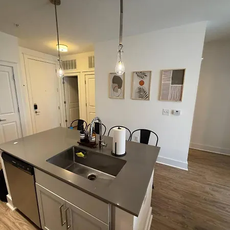Uptown Escape - Free Parking, Pool, Walkable Charlotte