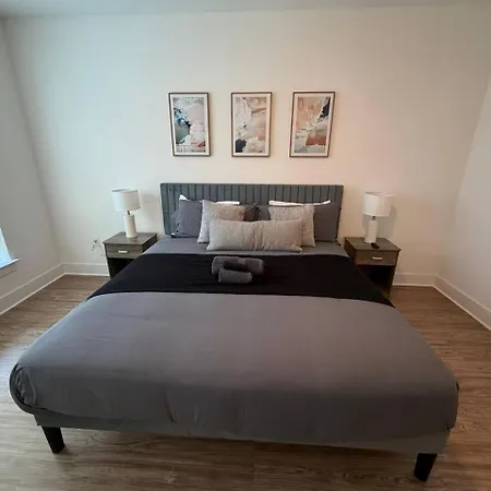 Apartment Uptown Escape - Free Parking, Pool, Walkable